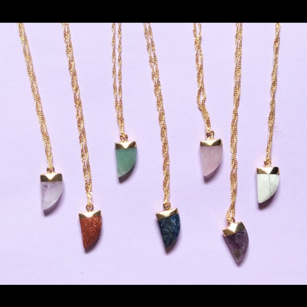 Natural 🔮🤍 crystal pendant 🤍🔮 gold chained necklaces